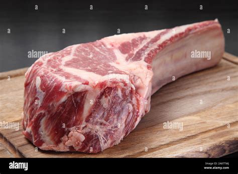 Ribeye Steak cru viande fraîche Tomahawk. Pour la viande de boeuf. Pavé de boeuf. La viande crue ...