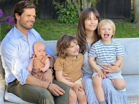 Prince Carl Philip and Princess Sofia shares a new family photo