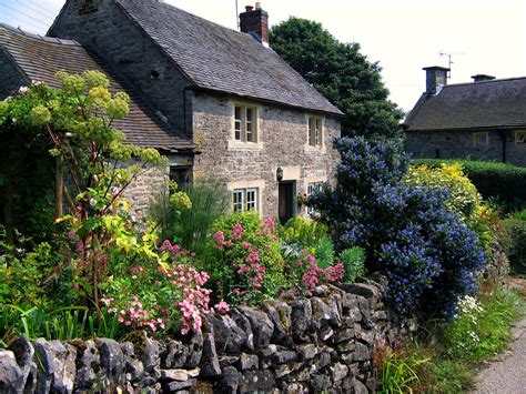 A Joyful Cottage: Inspire Me Monday - Cottage Gardens