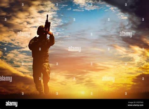 Army soldier silhouette hi-res stock photography and images - Alamy