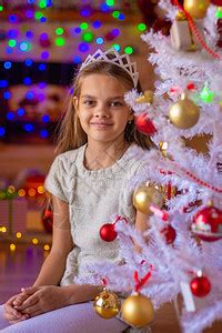 在白圣诞树上送礼物的快乐美女高清图片下载-正版图片307054688-摄图网