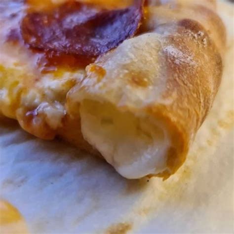 How to Make Easy, Delicious Cheese Stuffed Crust Pizza