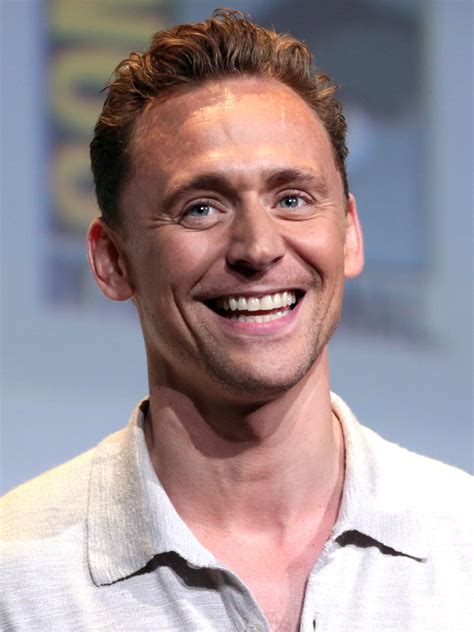 File:Tom Hiddleston (27992938324) (cropped).jpg - Wikimedia Commons