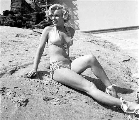 Marilyn On The Beach - Marilyn Monroe Photo (37025832) - Fanpop