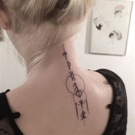 Wikinger Tattoos für Frauen Runen am Rücken der Wirbelsäule entlang ...