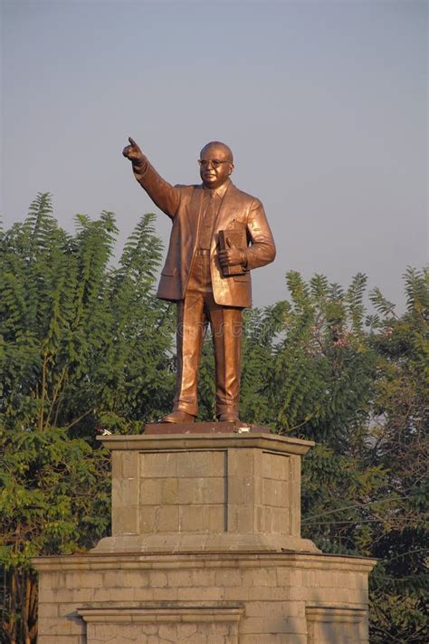 Statue De Dr Babasaheb Ambedkar, Campus Universitaire De Pune, Pune Image stock - Image du inde ...