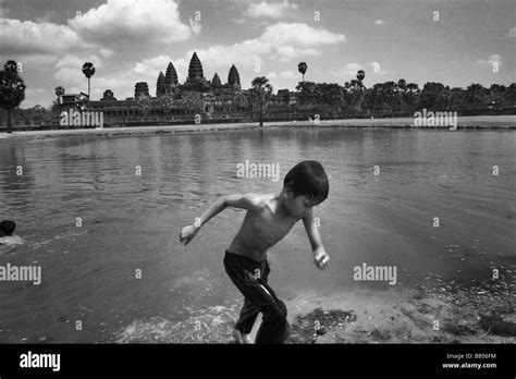 Cambodian boy swimming in siem High Resolution Stock Photography and Images - Alamy