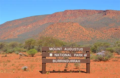 Mt Augustus, Western Australia. One of the largest monolithes in the ...