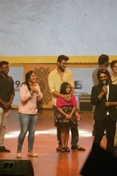 Allu Arjun Steals The Show With His Speech At 'Varudu Kavalenu' Event