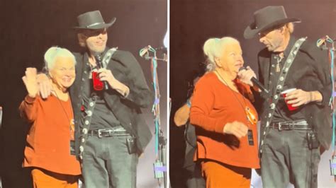 Watch Toby Keith Brings His Mom Out On Stage For Final Performance