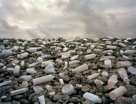 Cet artiste dénonce la pollution en transformant les déchets d’une plage en sublimes oeuvres d ...