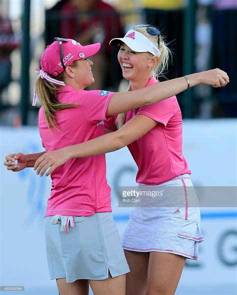 Jessica Korda of the USA gets a hug from playing partner Jessica... | Vêtements de golf féminin ...