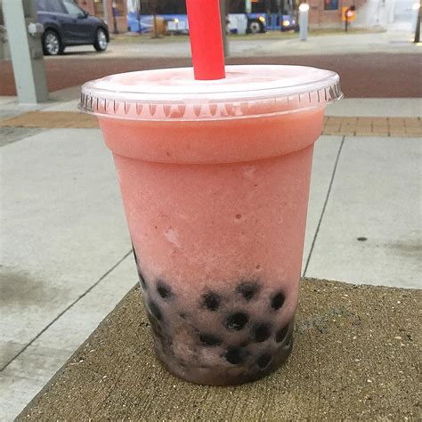 Strawberry Boba tea @rakthaigr @dtmarketgr #dtmarketgr #downtowngr #boba Pink Foods, Boba Tea ...