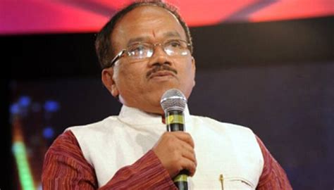 HEARTWARMING! When Goa CM Laxmikant Parsekar personally got down from ...