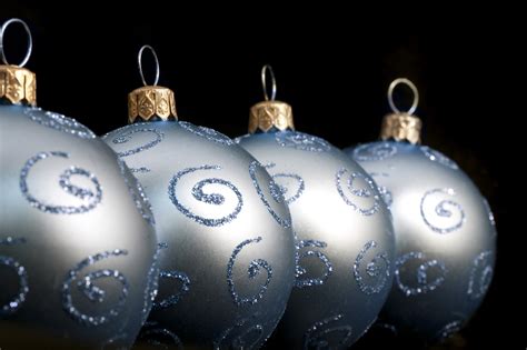 Photo of Christmas balls with glitter curlicues | Free christmas images