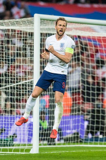 Harry Kane of England celebrate after scoring goal during the 2020... | Fussball