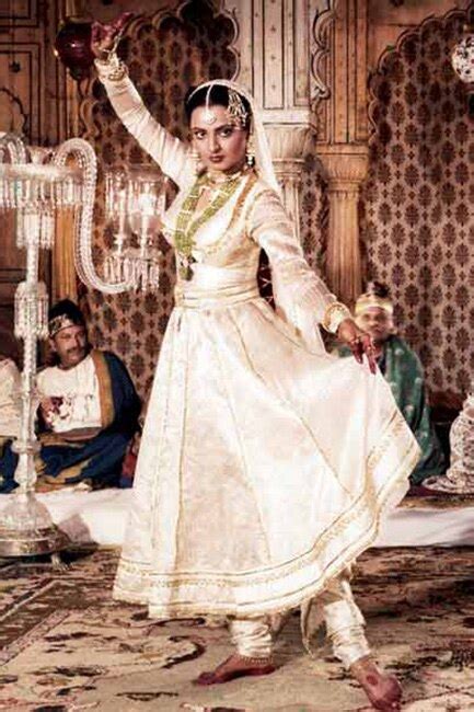 Rekha’s still from Parineeta movie | 8 pictures of Rekha, portraying ...