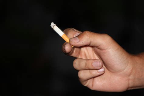 Gambar : penulisan, tangan, waktu, merokok, jari, rokok, merapatkan, mata, kurang sehat, produk ...