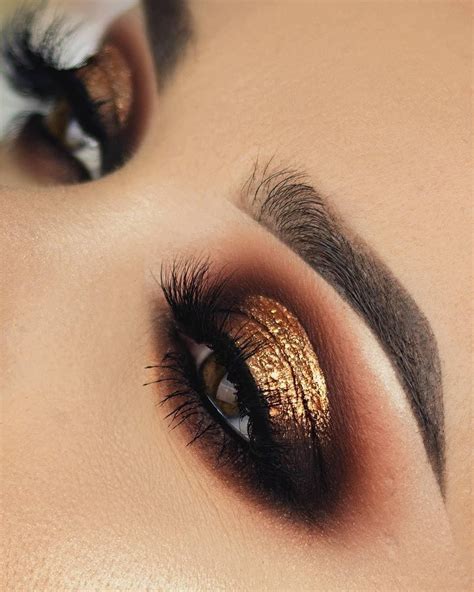 A gorgeous warm brown smokey eye, with a gold foil? Yes please. ️ ...