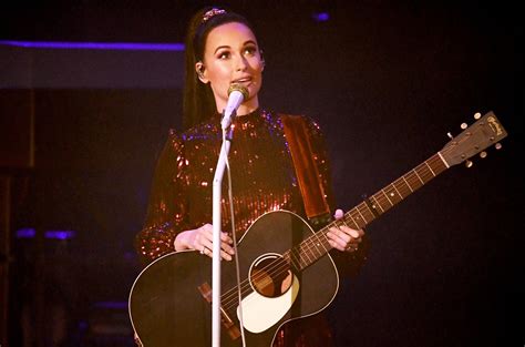 Kacey Musgraves, Brooks & Dunn Perform â€˜Neon Moonâ€™: Watch ...