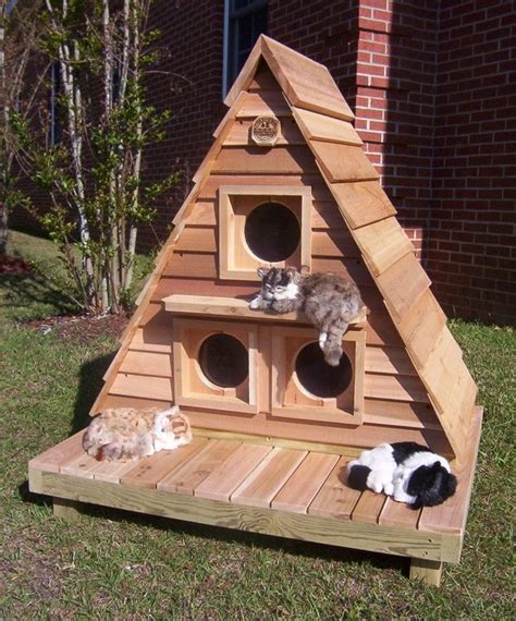 Outdoor Cat House for 3-6 Cats - Customizable - Free Shipping