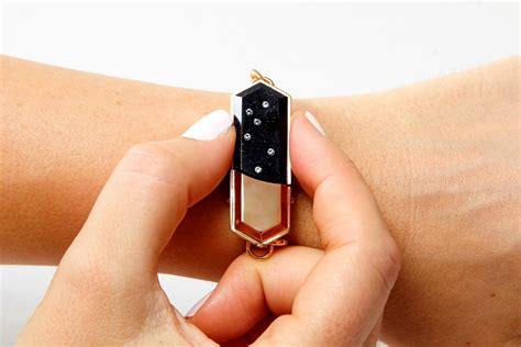 Smart, Connected Jewelry is Here to Transform Personal Relationships | Yanko Design