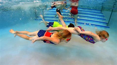 Underwater Breath Holding Contest with Elizabeth and Friends - YouTube