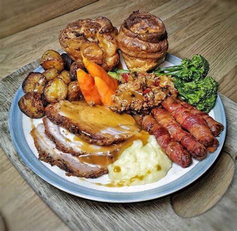 British Roast dinner | Roast dinner, British roast dinner, Roast dinner ...