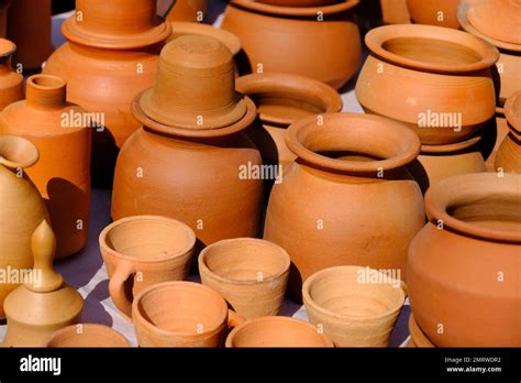 Pile of terracotta pots hi-res stock photography and images - Alamy