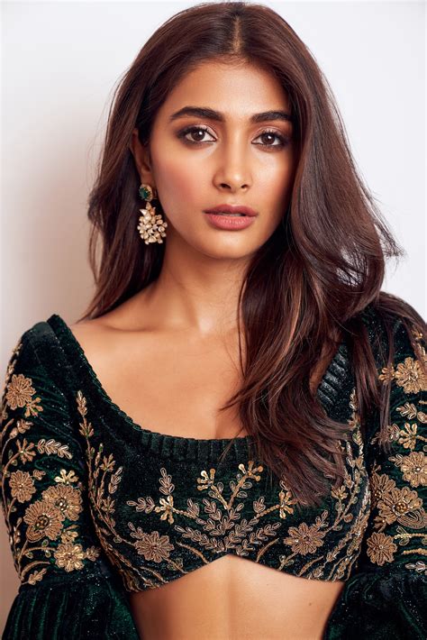 Gorgeous Pooja Hegde UHD Clicks in Black | 123HDgallery