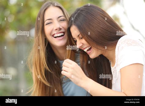 Friends outside happy hi-res stock photography and images - Alamy