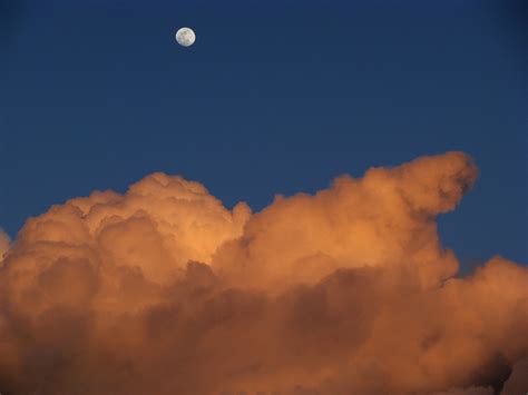 Moon cloud | Sunset colors on the cloud. | Daniel R. Blume | Flickr