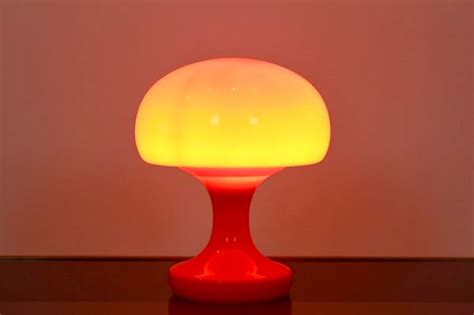 Lampe de bureau champignon en verre opalin orange par Štepán Tabery ...