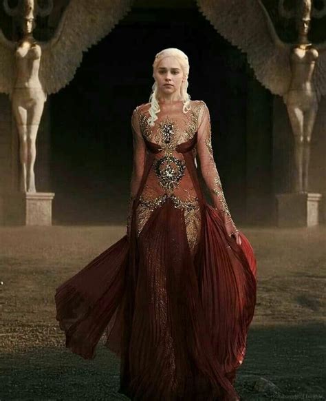 Emilia Clarke | Traje de rainha, Vestidos incríveis, Vestidos