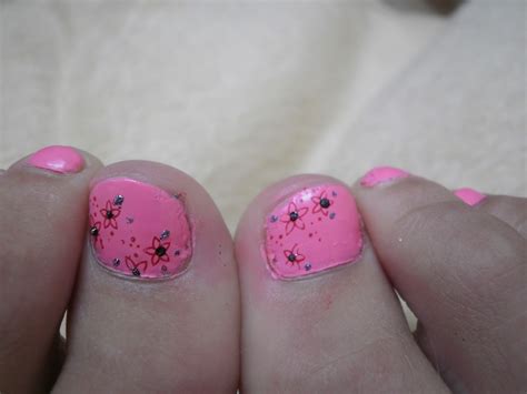 Crazy About Nails: Bubble-gum pink toenails with red flowers