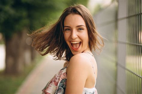 Portrait of a happy woman smiling | Neera.pl