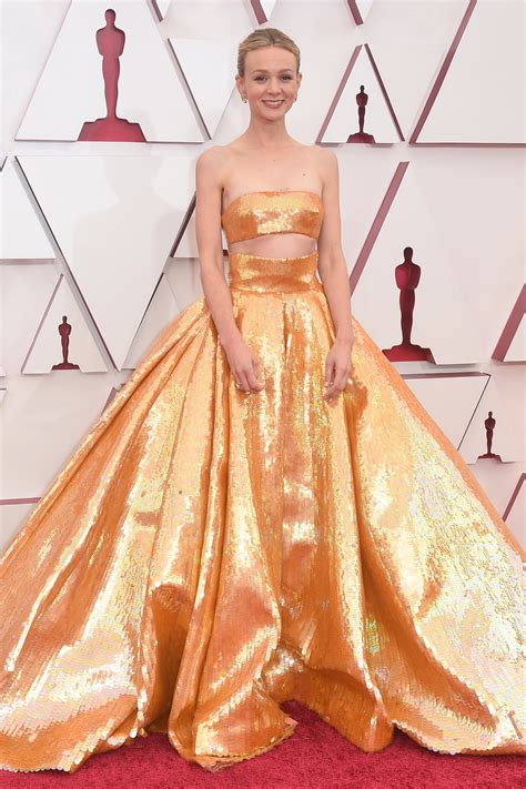 Wow! Carey Mulligan trägt beim Oscar 2021 eine golden Robe von ...