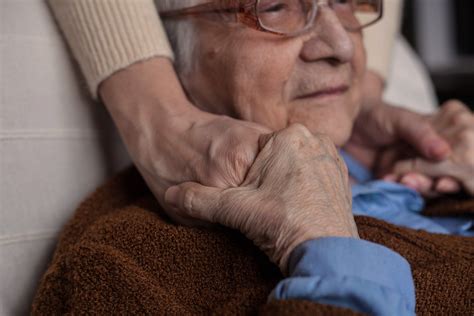 Symptoms of Late Stage Dementia and Caregiving Tips that Can Help