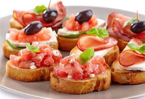 9 Retete de bruschette | Food, Food receipes, Spanish tapas recipes