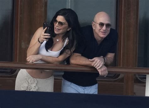 Lauren Sanchez shows off engagement ring on Jeff Bezos' $500M yacht