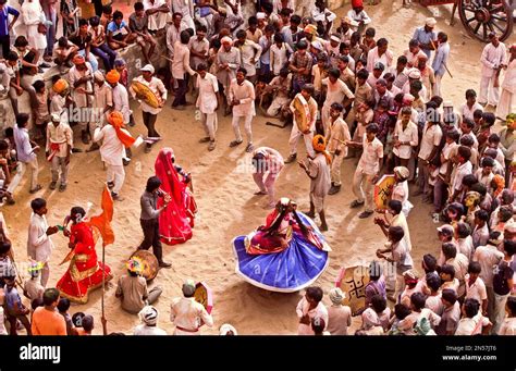 Human dancers and musicians, Holi festival, Mandawa, Rajasthan, India Stock Photo - Alamy