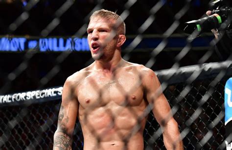 (Photo) TJ Dillashaw suffers savage cut during UFC main-event vs. Cory Sandhagen