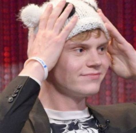 that hat is sooo cute, it makes him look like a little kid but its adorable 😭 Evan Peters ...
