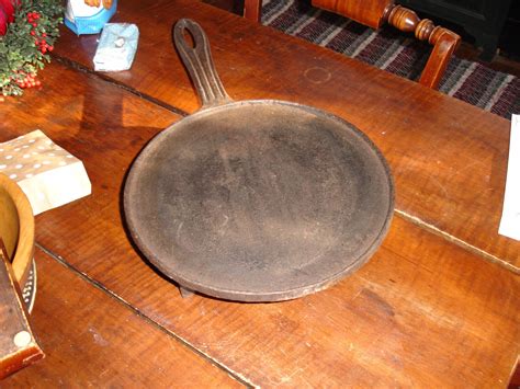 AN EARLY AMERICAN COLONIAL PERIOD CAST IRON HEARTH GRIDLE -- Antique Price Guide Details Page