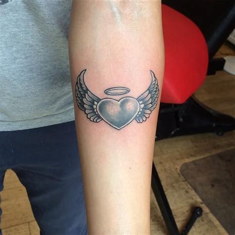 60 tatuagens de asas que representam a liberdade de voar | Heart with wings tattoo, Wing tattoo ...