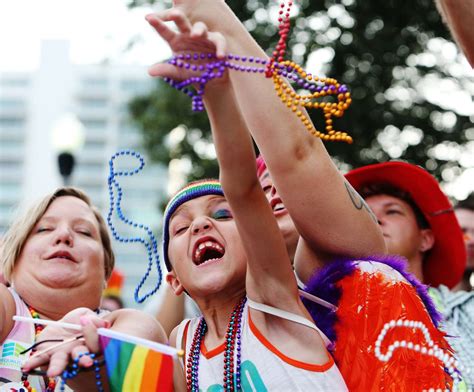 Thousands line Bayshore Drive for St. Pete Pride parade | Tampa Bay Times