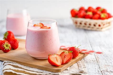 Strawberry Yogurt Protein Smoothie | The Leaf