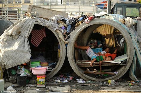 Pictures show families forced to live in pipes in Manila's sprawling slums | Daily Mail Online