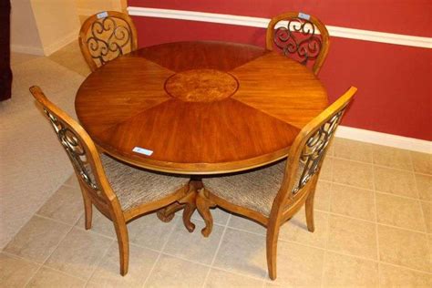 Round Kitchen Table with (4) Chairs - Barr Realty & Auction Company, Inc.