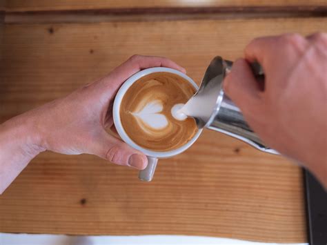 Latte art for begyndere: Lær at lave et hjerte i kaffen | ØNSK